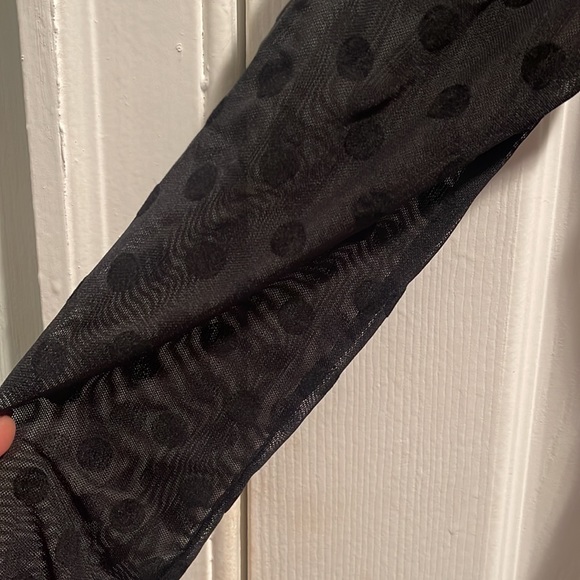 Mid thigh length dress with puffy sheer polka dot sleeves - Picture 2 of 4